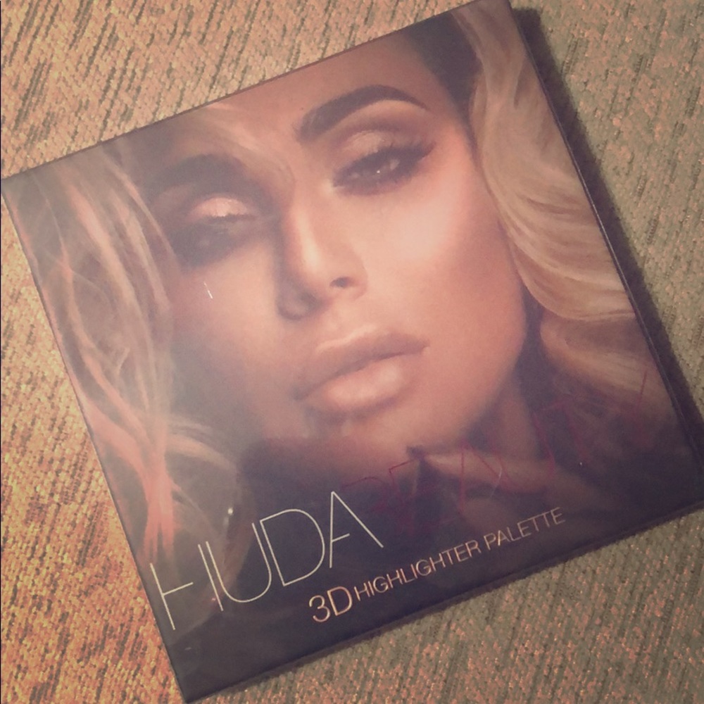 HudaBeauty 3D highlighter palette